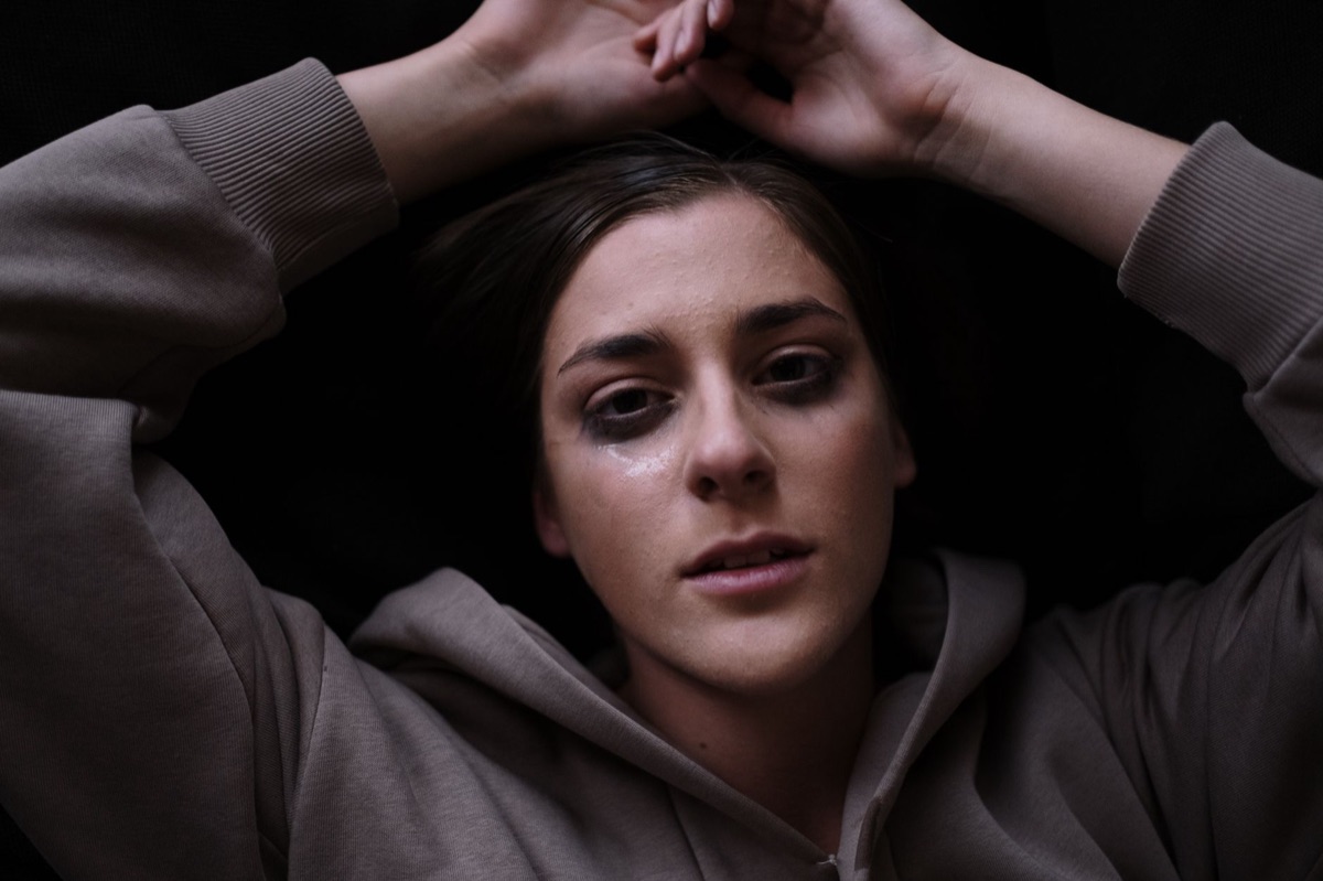 Scene dramatique avec visage en larmes