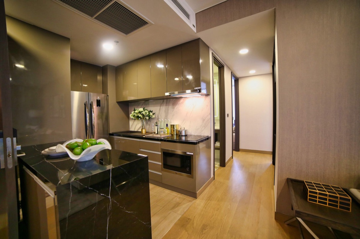Intérieur d'appartement de luxe coréen avec un comptoir en marbre.