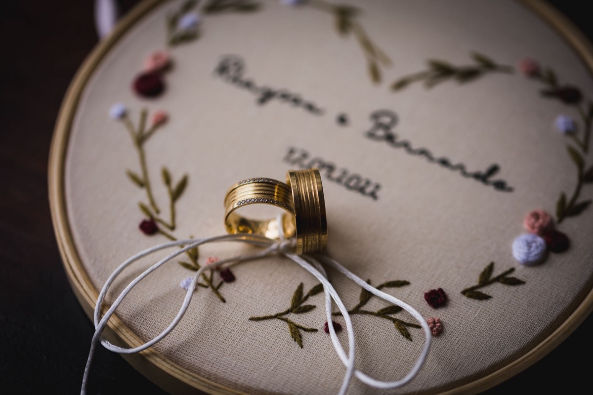 Bague de mariage élégante posée sur un tissu de soie.