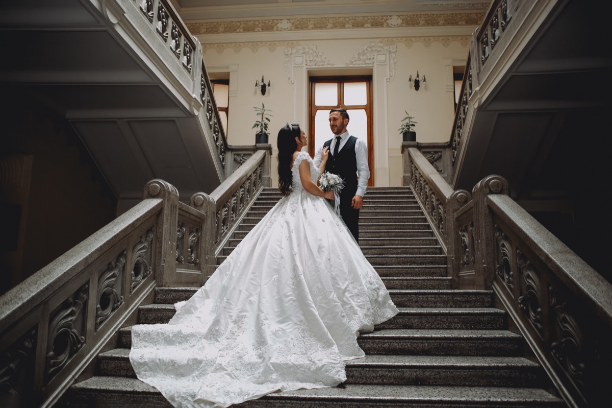 Abito da sposa di lusso su una scalinata di marmo