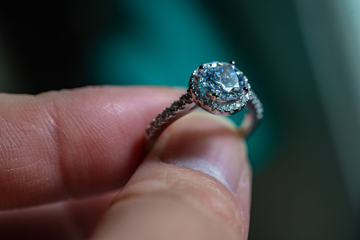 Orologio costoso e anello di diamante su una mano