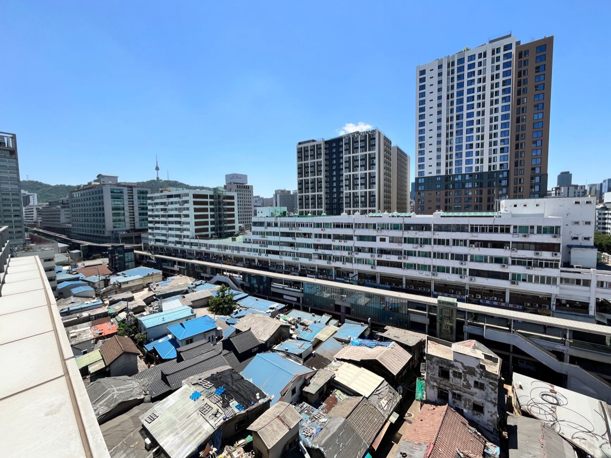 高層公寓陽台俯瞰首爾冬日景觀