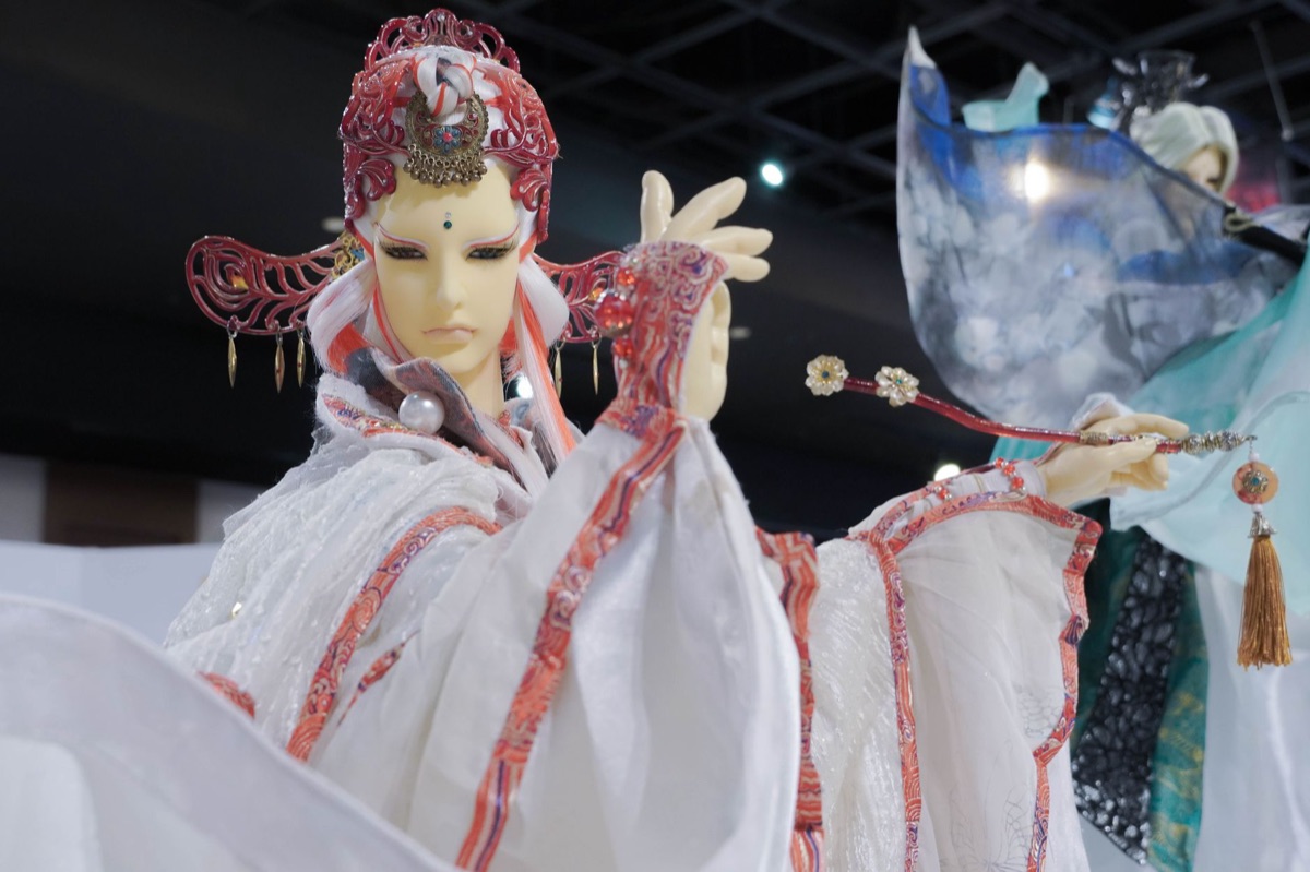 Detalhe de figurino de drama coreano de alta qualidade.