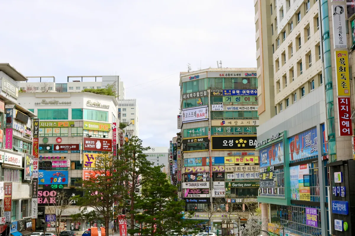 多色城市景觀展示首爾南韓活躍的廣告與都市建築.