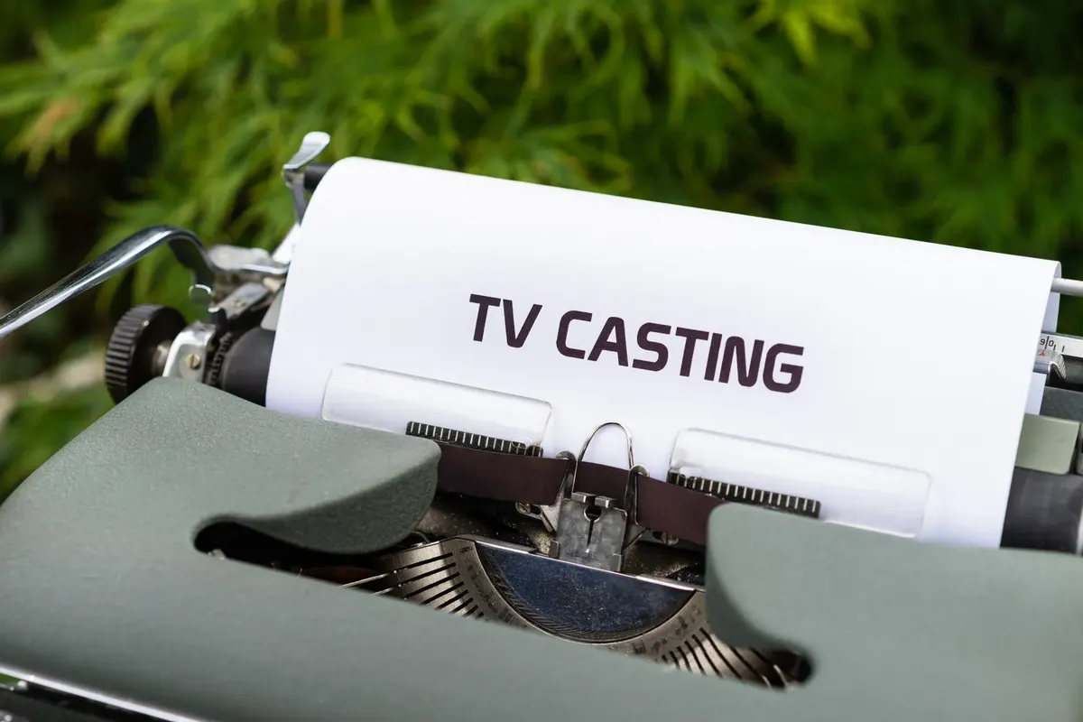 一臺古董打字機的近景，搭配紙板上寫有「電視 casting」的字句，強調劇本寫作的概念.