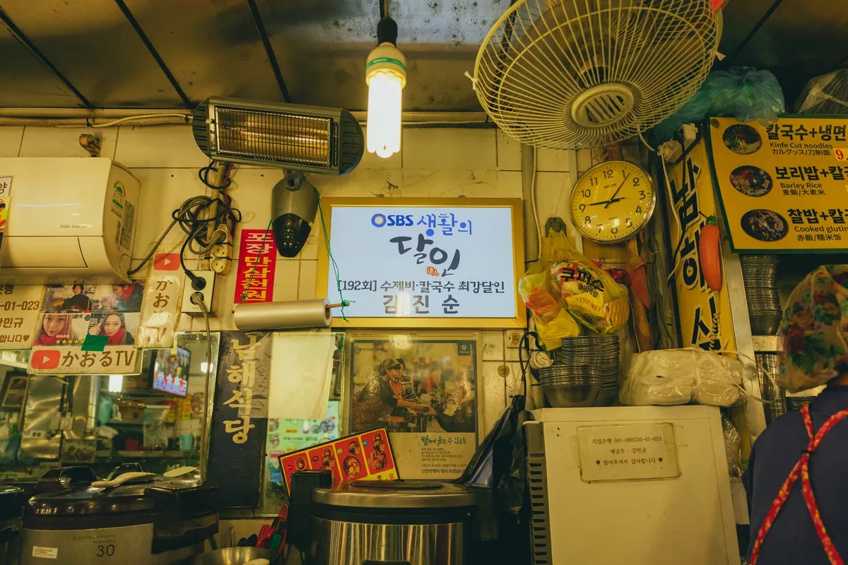 伝統的な東京市場の中の色とり丰富的なシーンが、韓国の文化と食事を紹介しています。