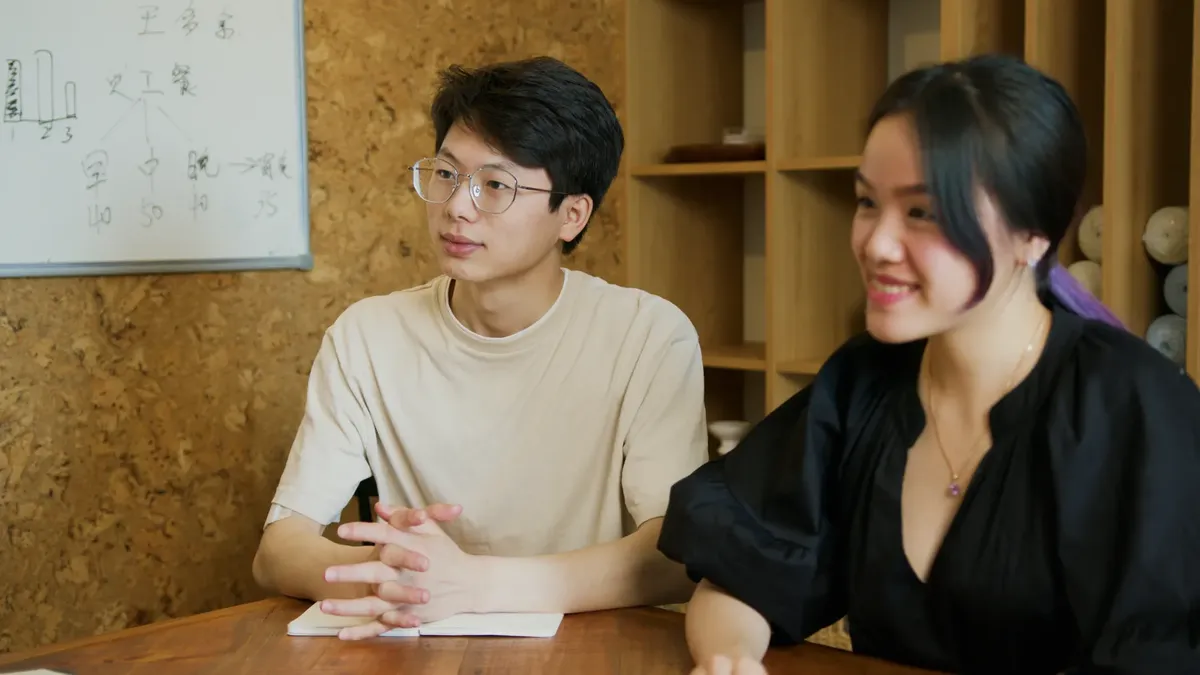 亞洲同仁在現代辦公室環境中進行商業會議。