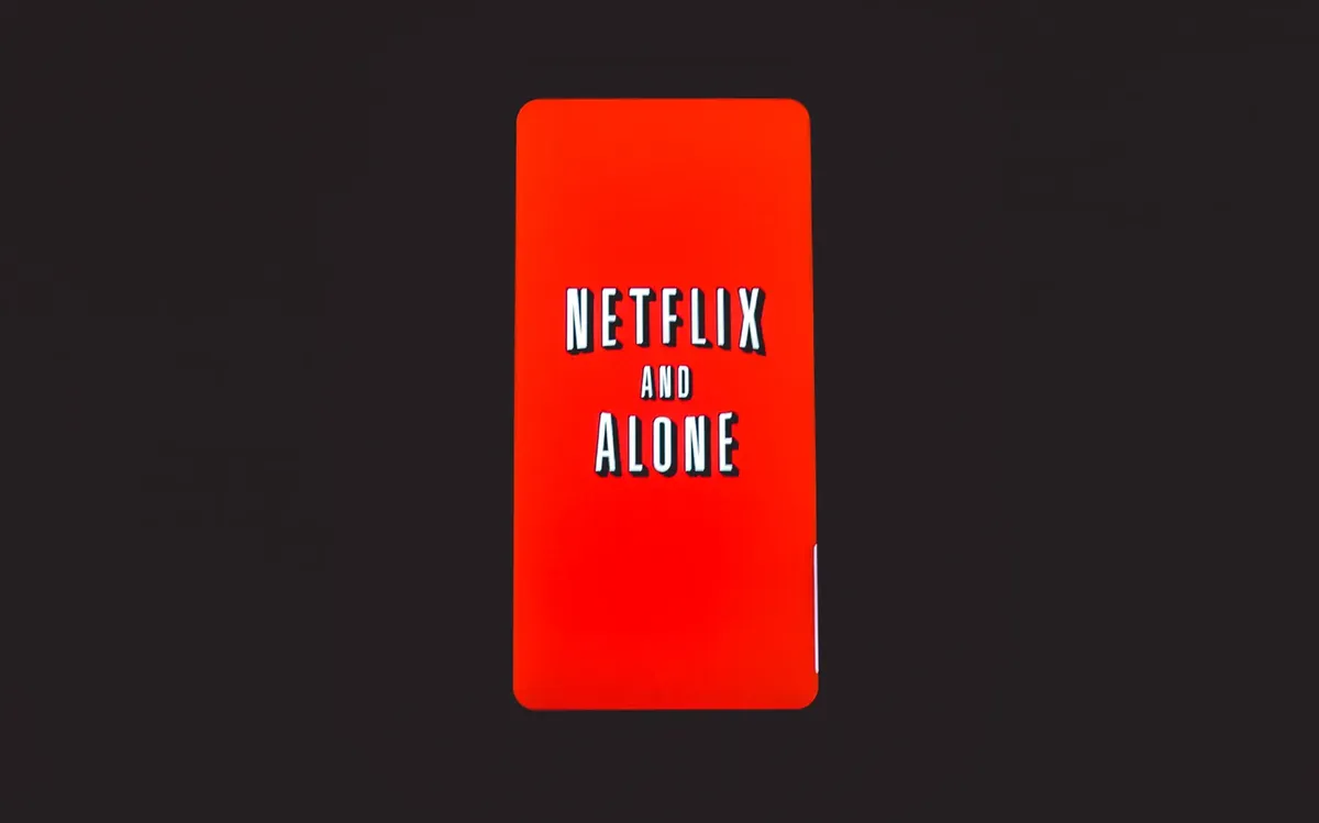 簡約設計，紅色背景上配有Netflix與Alone文字。